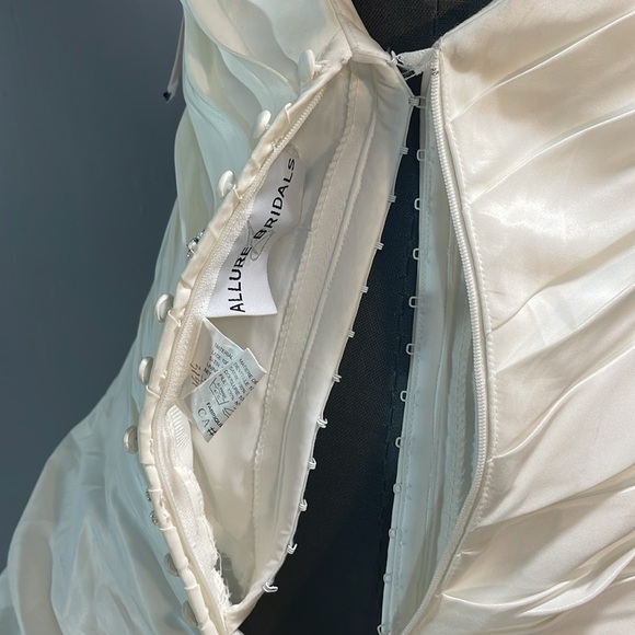 Allure Bridals size 10 ivory wedding lace taffeta gown - Picture 16 of 17